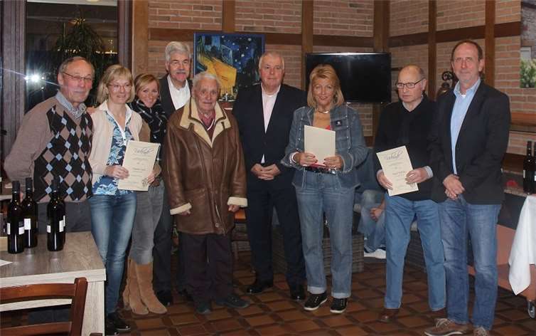 Im Clubhaus fand die Mitgliederversammlung statt, während der verdiente Mitglieder geehrt wurden. privat