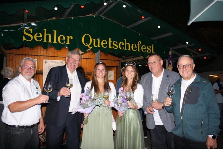 Im Cochem Stadtteil Sehl wurde in diesem Jahr zum 60. Mal des traditionelle Quetschefest mit weinroyaler Begleitung gefeiert.