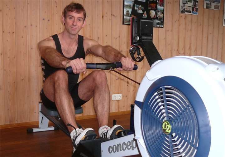 Im Coubertin- Stadion von Paris errang Klaus Bischof von der Rudergesellschaft Treis-Karden mit 6:28,9 Minuten seinen dritten Weltmeistertitel. Durch seinen relativ großen Vorsprung zum Verfolgerfeld war sein eigener Weltrekord von 6:25 Minuten nicht in Gefahr. Foto: privat