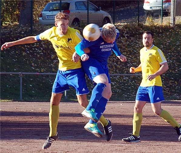 Im Derby wurde um jeden Ball erbittert gekämpft.