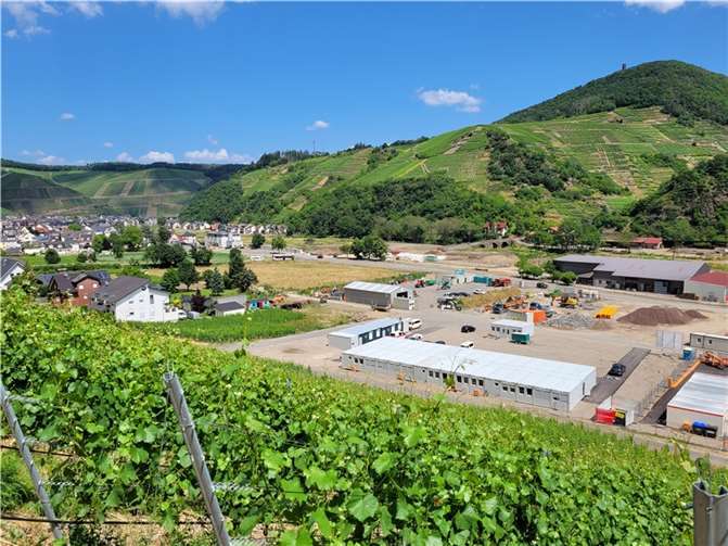 Im Dernauer Gewerbegebiet entstand ein Handwerkerdorf.  Foto: Zukunft Mittelahr AöR