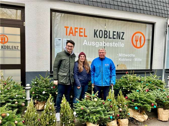 Im Dezember machten sich Mitglieder der Jungen Union als Weihnachtswichtel auf die Socken und brachten rund 40 festlich geschmückte Christbäume in karikative und soziale Einrichtungen in Koblenz, wie der Tafel (von links: Philip Rünz, Melina Marx, Peter Bäsch). Nach dem weihnachtlichen Arbeitseinsatz wurden die Tännchen jetzt in die Natur gesetzt.  Foto: Michaela Cetto