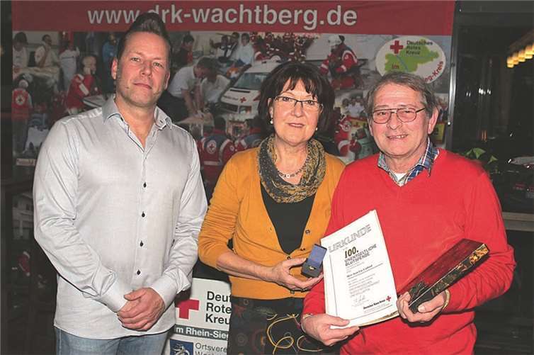 Im Dezember vergangenen Jahres ehrten Danyel Guré und Gerda Bensel den hundertfachen Spender Jean-Luc Caillaud (rechts).DRK Wachtberg