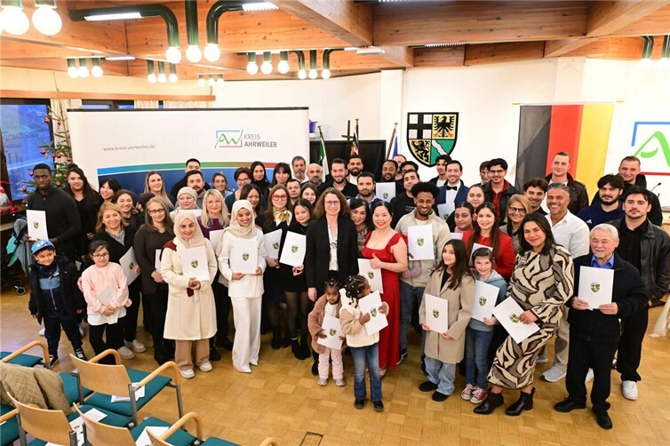 Im Dezember wurden 59 Menschen eingebürgert. Sie gehören zu über 800 Personen, die 2025 die deutsche Staatsbürgerschaft im Kreis Ahrweiler erhielten. Foto: Gausmann / Kreisverwaltung Ahrweiler