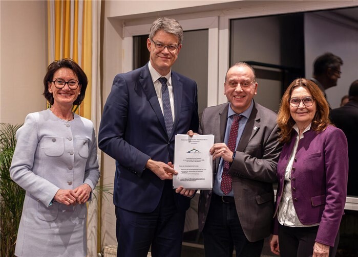 Im Dialog Petra Schneider MdL, Bundesminister Patrick Schnieder, Bürgermeister Johannes Bell und Mechthild Heil MdBFoto: C. Lipowski