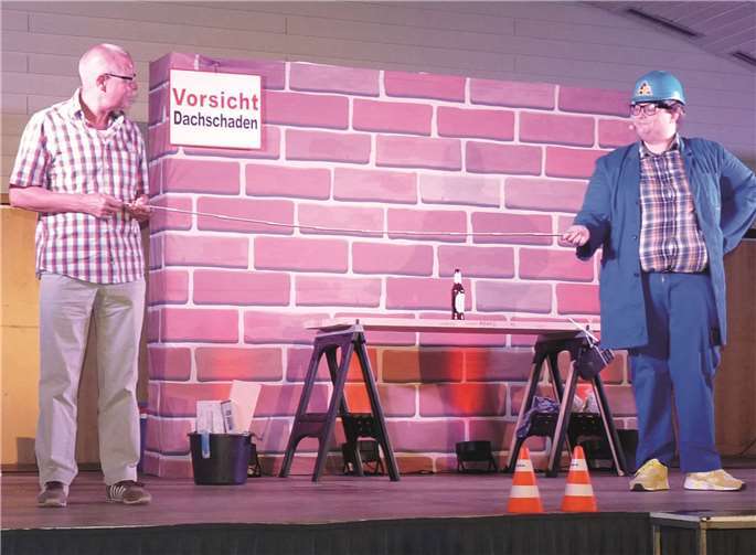 Im Dialog mit seinem Publikum testet der Comedian die Fähigkeiten der Eifeler Handwerker.