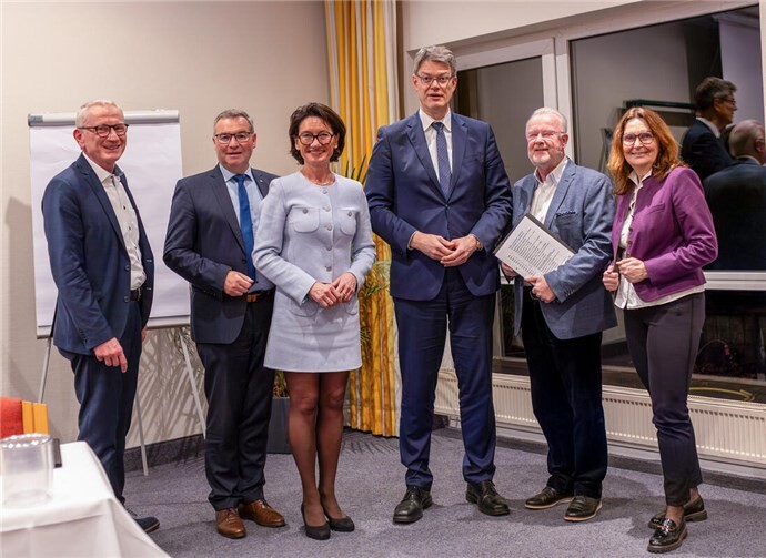 Im Dialog zur B 266 und zur Ortsumgehung Lohrsdorf: Guido Orthen, Horst Gies MdL, Petra Schneider MdL, Patrick Schnieder MdB, Hans-Jürgen Juchem und Mechthild Heil MdB (v.l.n.r.).Foto: C. Lipowski