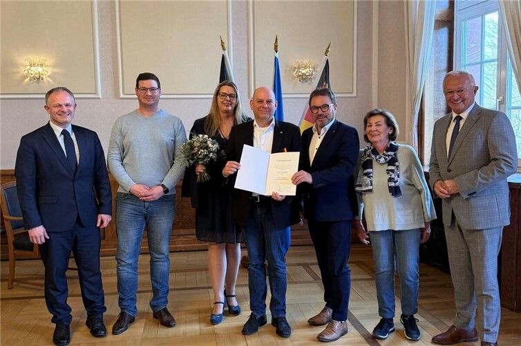 Im Dienstgebäude der Struktur- und Genehmigungsdirektion (SGD) Nord überreichte SGD-Nord-Präsident Wolfgang Treis die Verdienstmedaille an Jan Waldorf.