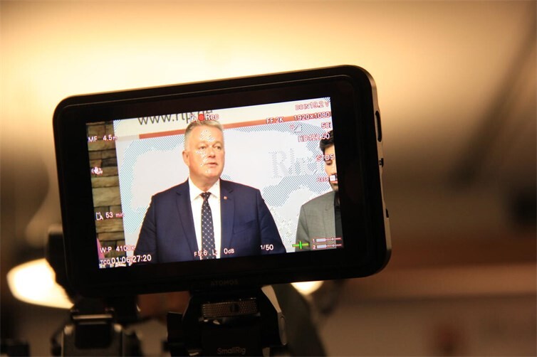 Im Display einer TV-Kamera: Gordon Schnieder. 