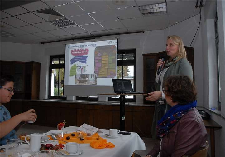 Im Dorfgemeinschaftshaus stellten die Mitarbeiterinnen von RU-Plan die Ergebnisse der zweijährigen Dorfmoderation vor.