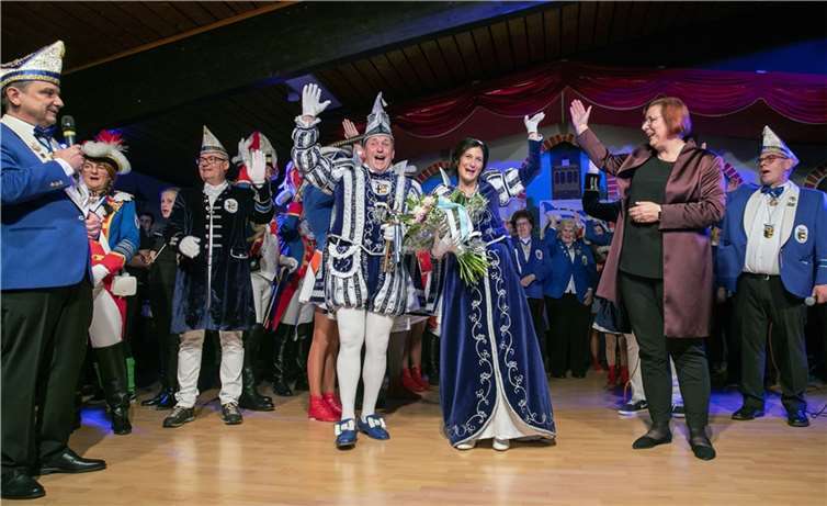Im Dorfsaal von Ollheim proklamierten Bürgermeisterin Petra Kalkbrenner und GroHeiKa-Präsident Manfred Lütz das neue Heimerzheimer Prinzenpaar Udo I. und Sonja II. (Ellmer).Foto: JOST