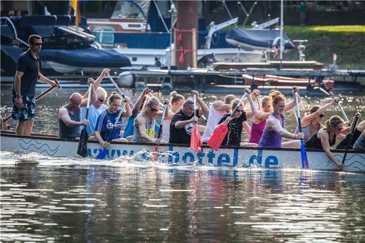 Im Drachenboot ist außer Muskelkraft auch Taktgefühl gefragt.