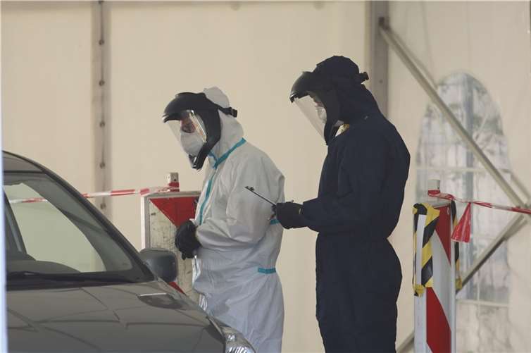 Im Drive-In System wird der Test direkt am Fahrzeug abgestrichen. (Foto: Presseteam TEL Kreis Neuwied)