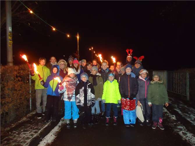 Im Dunkeln marschierten die Messdiener entlang der Wied nach Niederbreitbach. privat