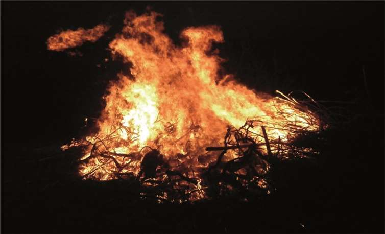 Im Dunkeln sah das Osterfeuer prächtig aus. privat