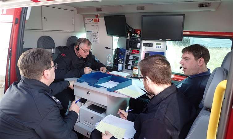 Im ELW 2 des Landkreises laufen alle Informationen aus den Einsatzabschnitten zusammen und werden an die Technische Einsatzleitung weitergeleitet.Matthias Lemgen