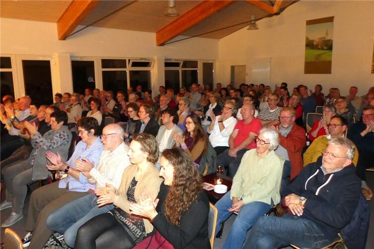 Im Eifelort Hambuch wurde die Ausnahmekünstlerin von einem begeisterten Publikum empfangen und gefeiert.