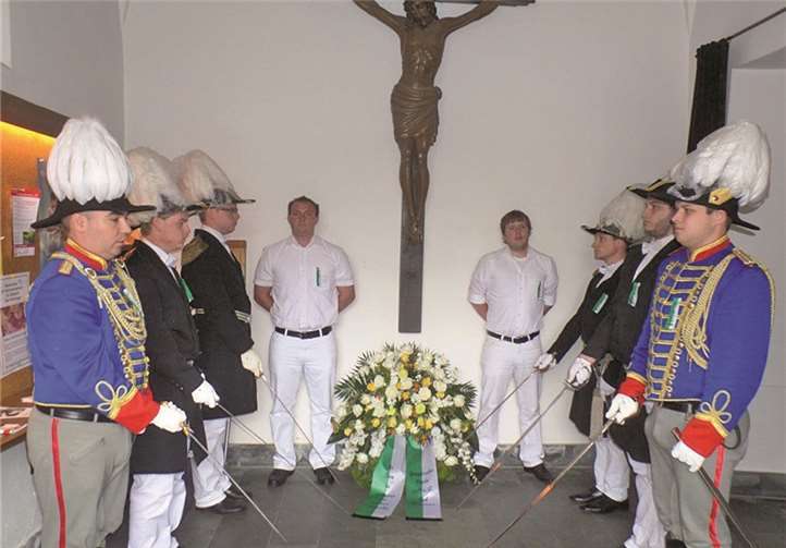 Vier Tage lang buntes Treiben am Rhein - Jung und Alt feierten kräftig mit Im Eingangsbereich der Kirche wurde nach dem Festhochamt ein Kranz für die verstorbenen Vereinskameraden niedergelegt.