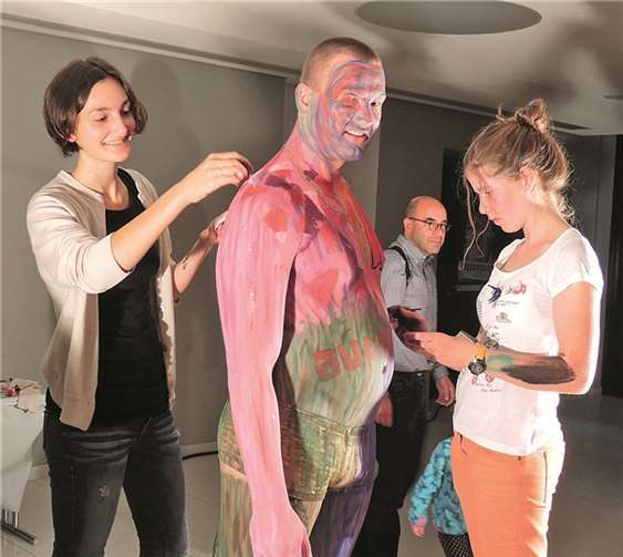 Im Eingangsbereich der Rhein-Mosel-Halle stand der per Bodypainting geschaffene „authentic-man“.