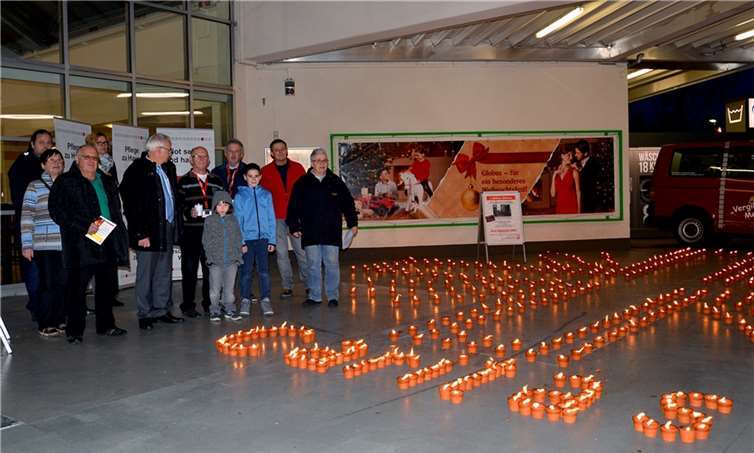 Im Eingangsbereich des Globus-Warenhauses standen hunderte Topfkerzen. privat