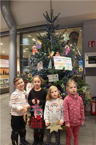 Im Einkaufzentrum Berkum dekorierten die Kinder gemeinsam mit dem Elternrat den Weihnachtsbaum am Eingang.  Foto: Elternrat des Evangelischen Kindergartens Ließem
