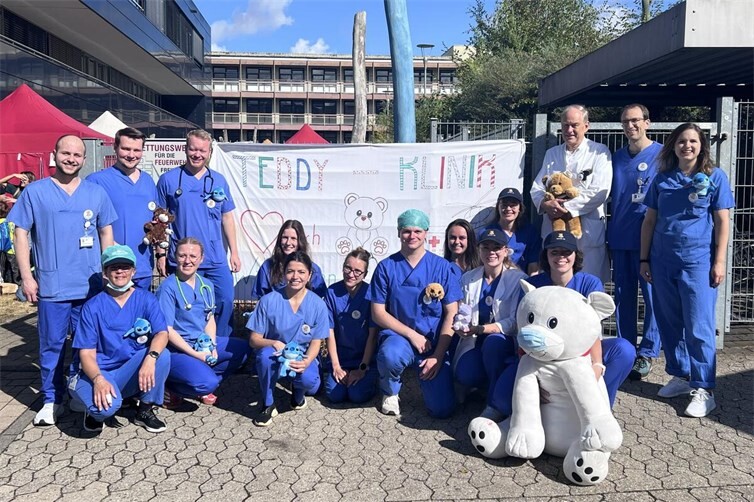Im Einsatz für die kleinen Patienten: 17 PJler und 3 Famulanten schlüpften beim 19. Teddybärkrankenhaus in die Rolle der Teddydoktoren und begrüßten rund 600 Kinder aus Koblenz und Umgebung. Schirmherr der Veranstaltung war Prof. Dr. med. Bernd Markus, Chefarzt der Klinik für Allgemein- und Viszeralchirurgie.