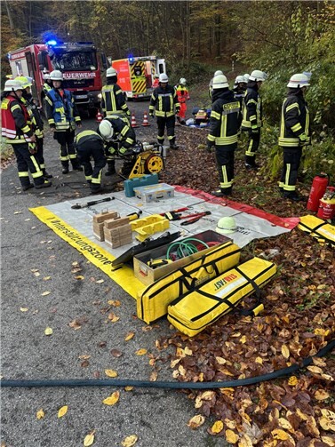 Im Einsatz waren knapp 35 Einsatzkräfte, davon 25 von der Feuerwehr.