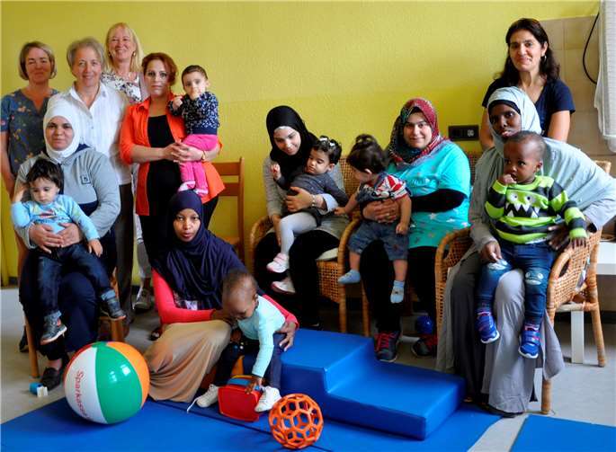 Im Elternkurs haben die Frauen die Möglichkeit, sich über Fragen der Gesundheit, Erziehung, Betreuung und Versorgung der Kinder auszutauschen, um gut in Deutschland anzukommen.privat