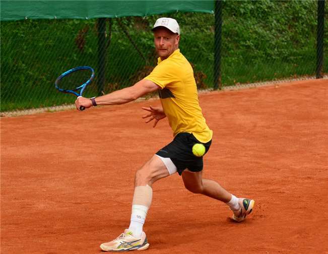 Im Endspiel der Männer 40 bestach Andreas Thivessen mit seiner glänzend gespielten Rückhand.  Fotos: Ramona Bach