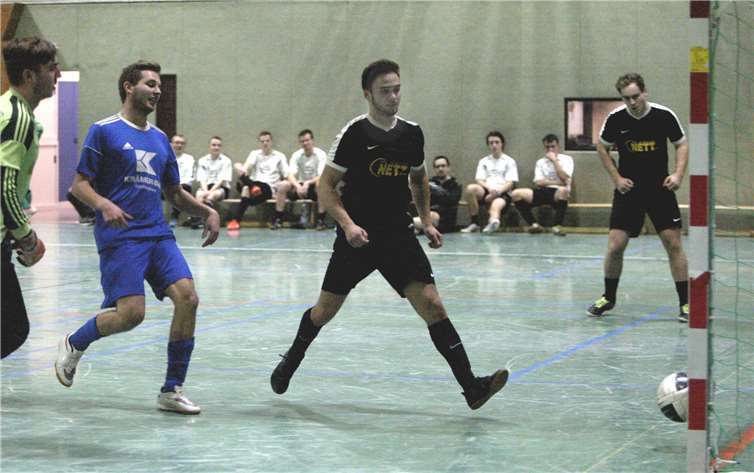 Im Endspiel konnten die Spielern der DJK Müllenbach (blau) den Angriffen der SG Hocheifel I nur noch hinterherschauen. Die SG gewann 5:1.