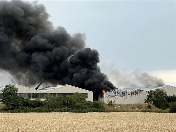 Im Entsorgungsbetrieb Hündgen brennt es. Foto: CEW