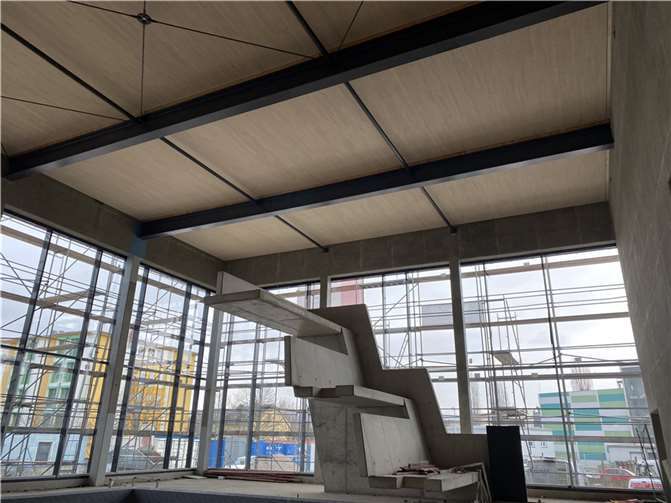 Im Erdgeschoss des Hallenbades wurde in der Schwimmhalle mit dem Bau der Edelstahlbecken – Springer- und Bewegungsbecken – begonnen. Die Deckenkonstruktion der Schwimmhalle befindet sich bereits im Endzustand.  Quelle: Stadt Koblenz