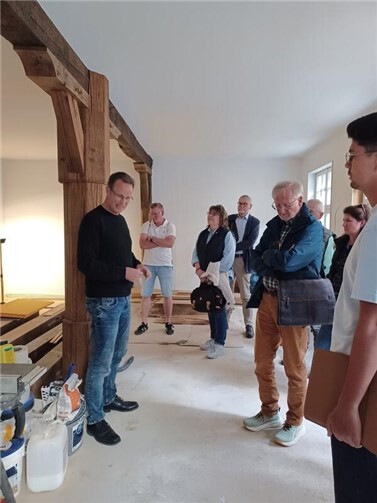 Im Erdgeschoss erklärt Jörg Orthey (l.) wie der massive Eichenbalken originalgetreu nachgebildet wurde.