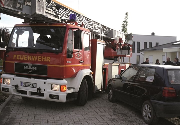 Im Ernstfall in der Nacht wäre es nicht ohne massive Beschädigungen an diesem Golf ausgegangen, denn hier gab es für die Drehleiter kein Durchkommen mehr.StF
