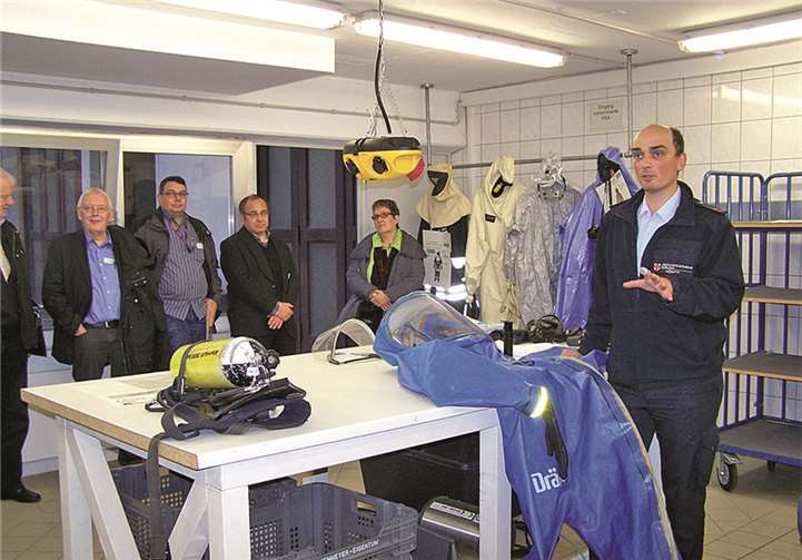 Im Ernstfall muss der Schutzanzug schnell angelegt sein.