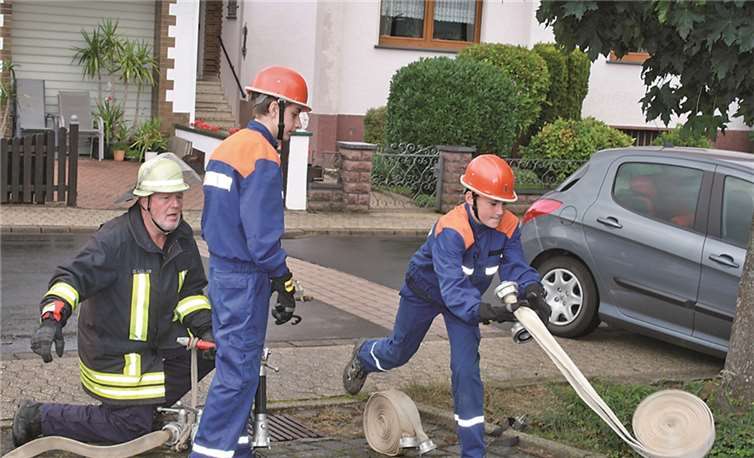 Im Ernstfall muss jeder Handgriff für einen schnellen Brandangriff sitzen. Die Betreuer der jungen Floriansjünger achteten mit Argusaugen darauf.