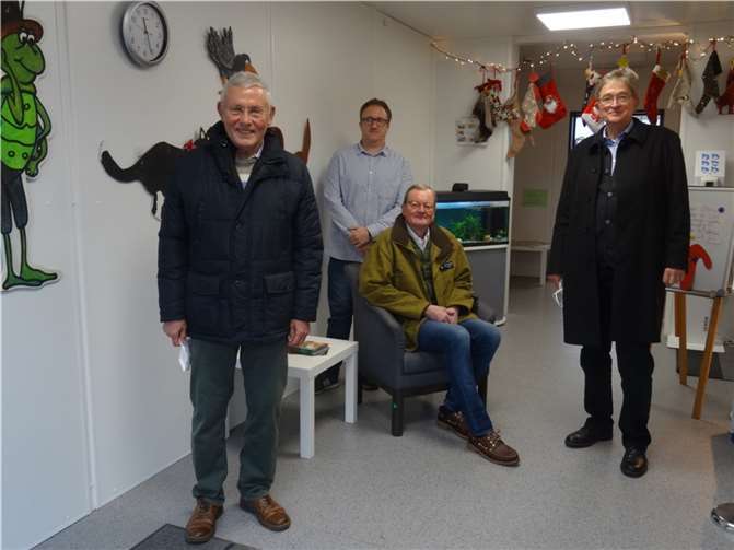 Im Ersatzstandort des Kindergartens in Swisttal-Heimerzheim stellten Vertreter der Bonner Rotarier die bisherige Bilanz der Soforthilfe vor. Von links nach rechts: Wolfgang Otto (RC Bonn-Rheinbach), Sven Kleebank (stellv. Leiter des Kindergartens), Georg Kovermann (Präsident RC Bonn-Rheinbach), Michael Wüllrich (Vorsitzender Koordinierungsausschuss der Bonner Rotary Clubs).Fotos: privat