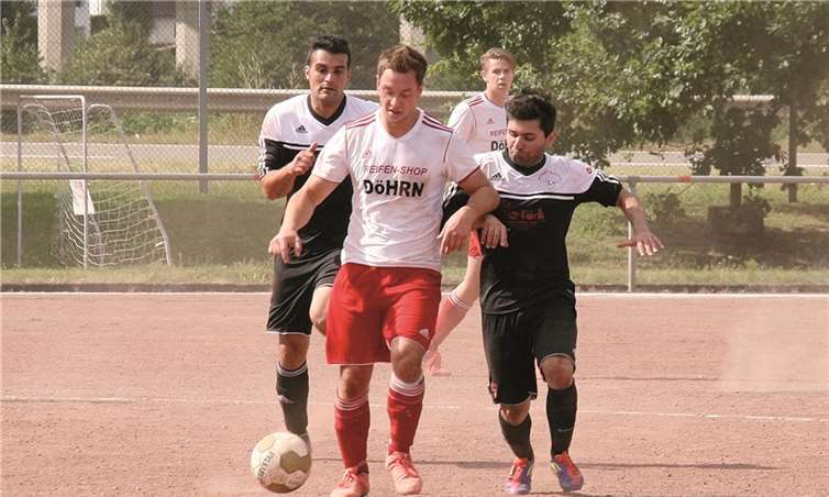 Im Erstrundenspiel tat sich Türkgücü Bendorf (schwarzes Trikot) schwer mit seiner Favoritenrolle bei der Reserve der TuS Kettig. Am Wochenende wäre alles andere als ein Sieg der SG Kadenbach eine Überraschung. privat