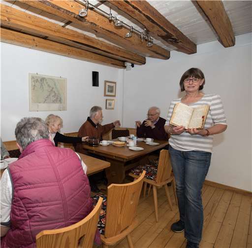 Im Erzählcafé nutzte Brigitte Kühlwetter die Gelegenheit, ein noch handgeschriebenes Kochbuch ihrer Schwiegermutter beizusteuern, in dem manches, heute selten gewordenes Gericht zu finden ist.CEW