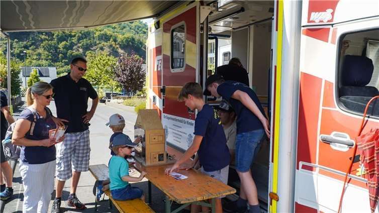 Im Experimentiermobil könnten die jungen Besucher das richtige Verhalten bei einem Wohnungsbrand im „Rauchhaus“ erforschen.