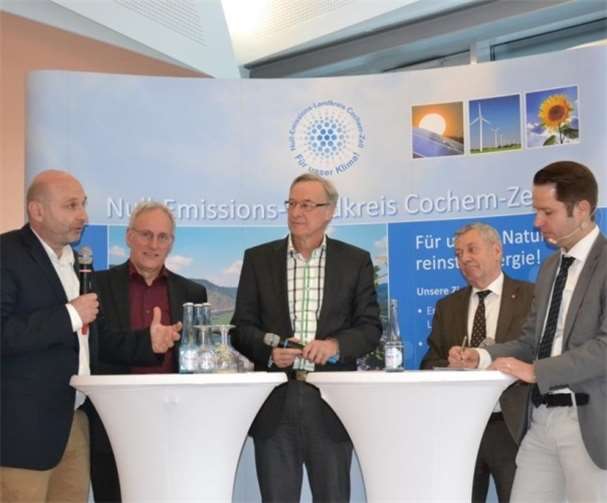 Im Expertentalk v.l.: Professor Dr. Peter Heck, Ulrich Schäfer (ibs Energie Stromberg), Staatssekretär Thomas Griese, Landrat Manfred Schnur und der Leiter des Fachbereichs Kreisentwicklung/Klimaschutz des Landkreises, Dirk Barbye.  Kreisverwaltung Cochem-Zell