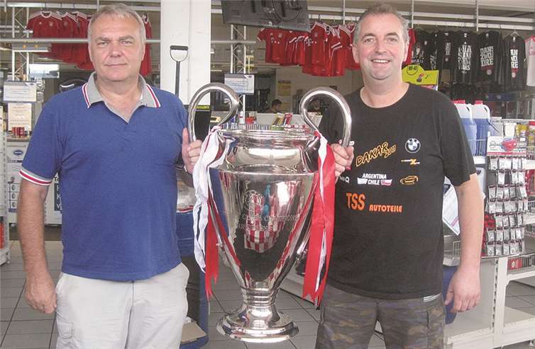 Im FCB-Fanshop konnte man sich mit dem Champions League Pokal ablichten lassen.privat