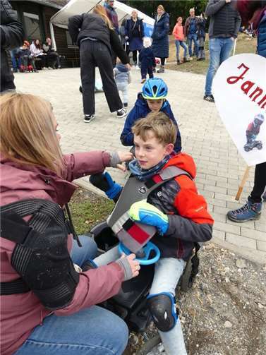 Im Fahrerlager legte bei den jüngsten Teilnehmern auch hin und wieder die Mutti mit Hand an.