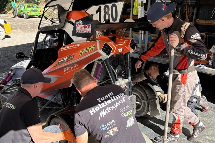 Im Fahrerlager wird noch einmal Hand angelegt: Das Team von Junis Holtzleitner bereitet das Fahrzeug sorgfältig für den Einsatz bei der Deutschen Autocross-Meisterschaft vor.