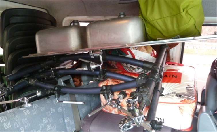 Im Fahrgastraum verstaute Ladungsteile.