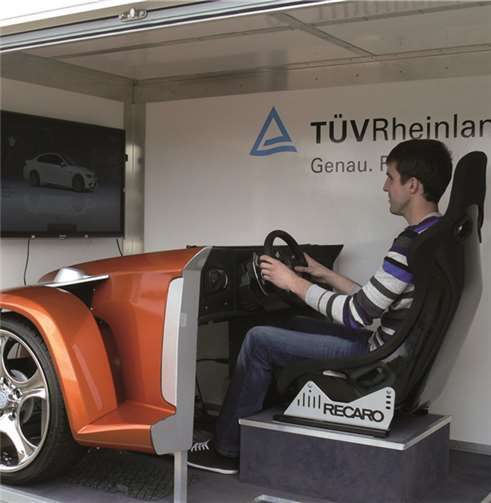 Im Fahrsimulator des TÜV Rheinland konnte man seine Fahrkünste unter Beweis stellen.