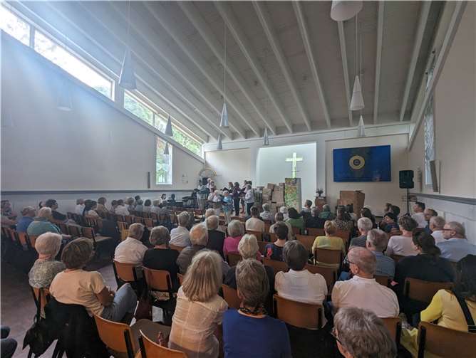 Im Familiengottesdienst wurde der Turm von Babel in eine Kirche umgewandelt.  Foto: Michael Busch