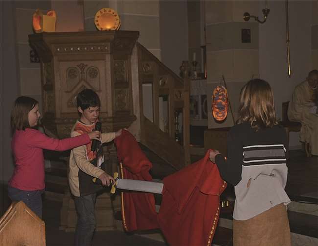 Im Familiengottesdienst wurde von Kindern die Martinsgeschichte nacherzählt. privat