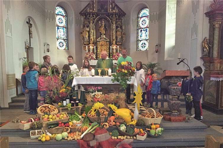 Im Familiengottesdienst wurden prächtige Gaben dargebracht. Privat