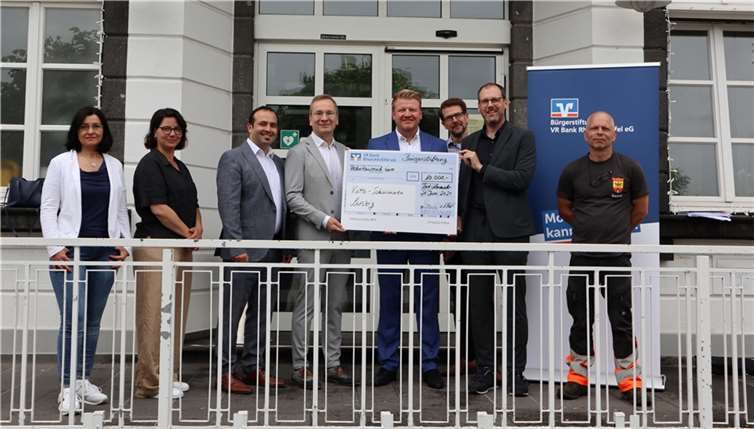 Im Februar hatte Dirk Hedrich (4.v.r.) von der VR Bank RheinAhrEifel eG dem Sinziger Bürgermeister Andreas Geron (4.v.l.) bereits einen Scheck in Höhe von 5.000 Euro für den Kita-Schwimmunterricht überreicht - nun wird das erfolgreiche Projekt mit weiteren 10.000 Euro gefördert. Über den Erfolg des Projektes freuen sich auch Asta Laux vom Ahrtaler Reha-Sport-Zentrum, Kerstin Deidenbach von der Stadt Sinzig, Kadir Karabüber von der VR Bank (v.l) sowie Schwimmtrainer Frank Riffel, Thomas Theisen, Direktor der VR Bank RheinAhrEifel eG, sowie Markus Schmidt, ebenfalls VR Bank (v.r.).  Foto:Stadtverwaltung Sinzig